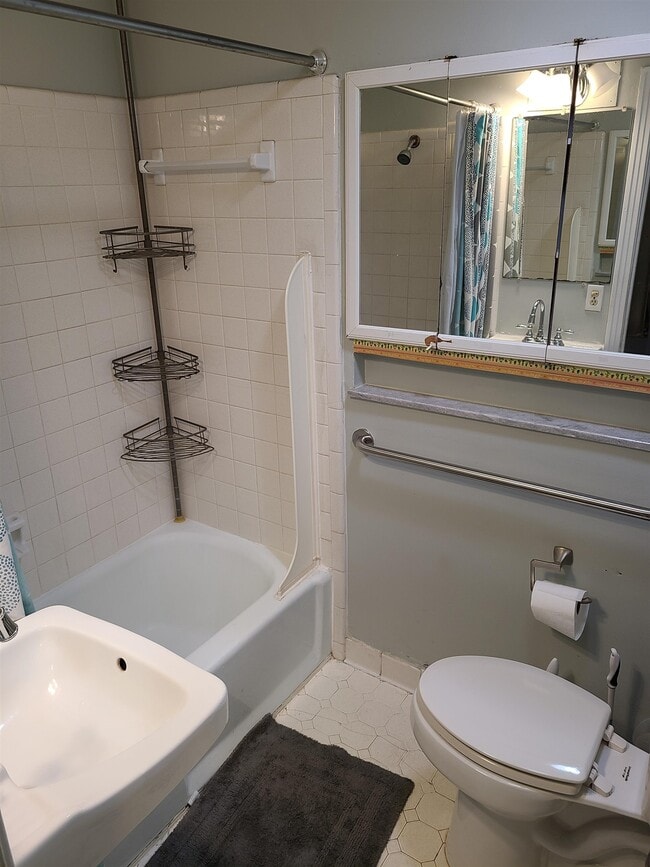 Building Photo - 207 Edwards St