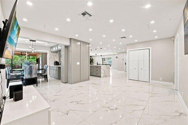 Building Photo - 821 Ramblewood Dr