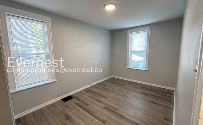 Building Photo - 4027 S Grand Blvd