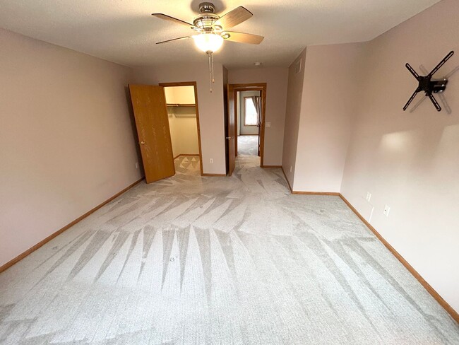 Building Photo - Newly Renovated 3 bed 3 bath 2 car garage ...