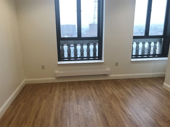 Building Photo - 875 Elm St