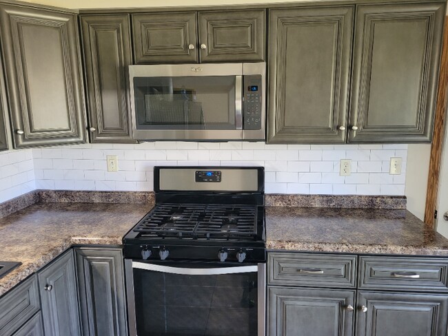 Building Photo - 7000 W 128th Ln