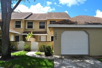Building Photo - 1402 Maplewood Dr