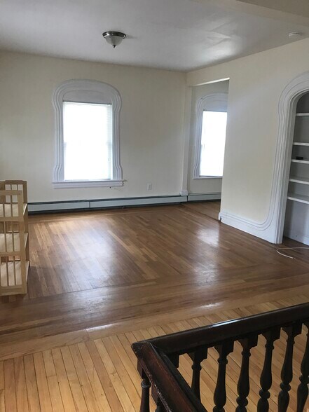 Building Photo - 72 Varney St