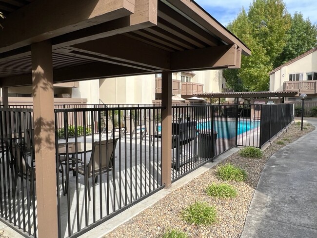 Building Photo - Updated 2 bedroom condo located in a gated...