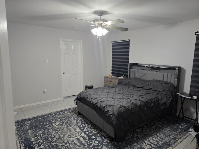 Building Photo - 5807 Seminario Ln