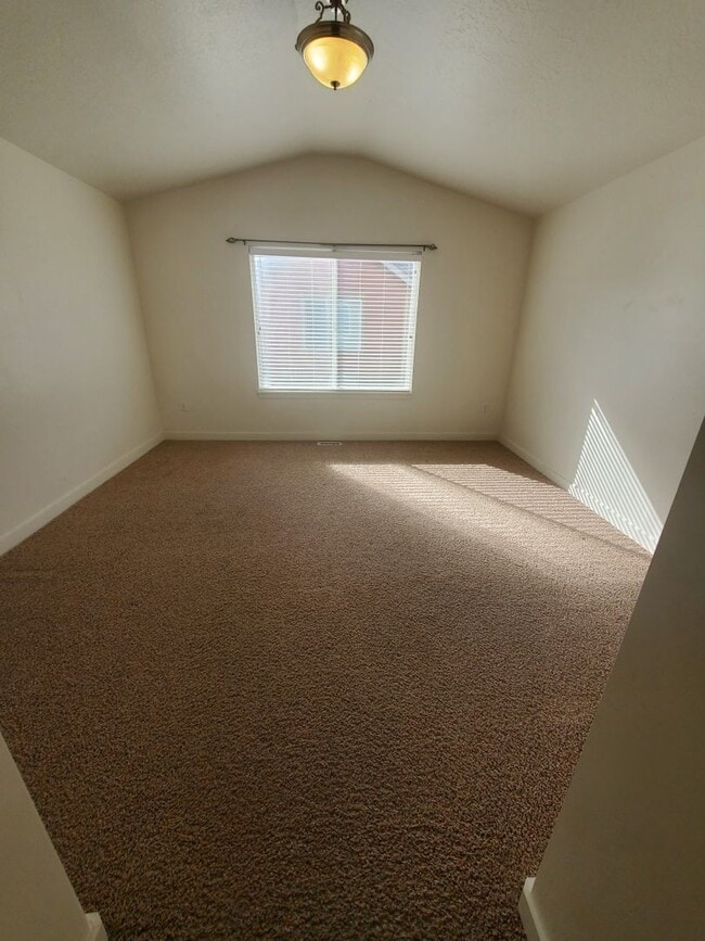 Building Photo - Huge 2 Bedroom Townhome for Rent at The District!