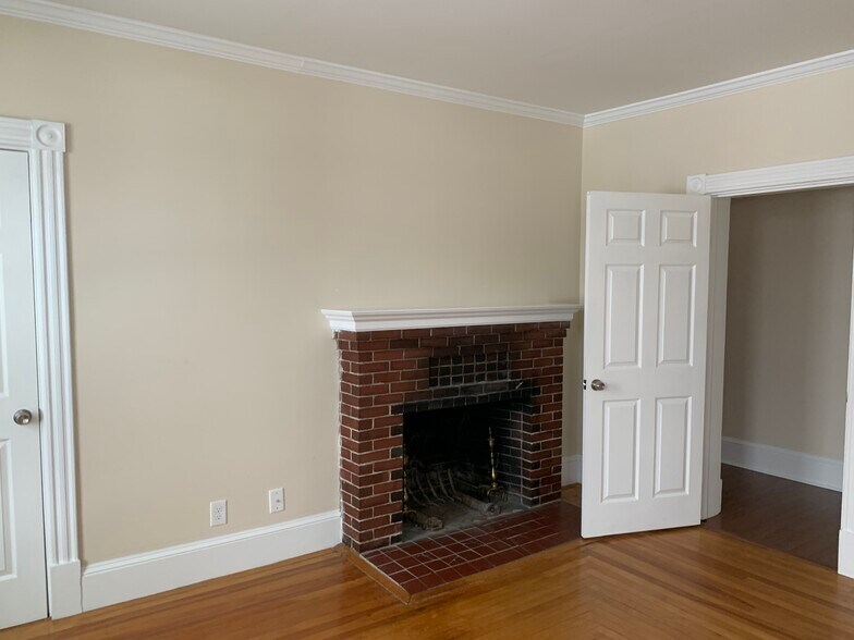 Building Photo - 8 Walnut St