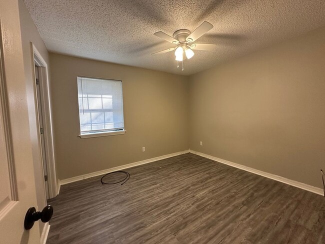 Building Photo - Welcome to this charming 3-bedroom, 1.5-ba...