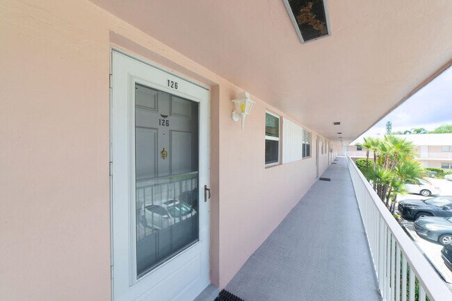 Building Photo - 18081 SE Country Club Dr