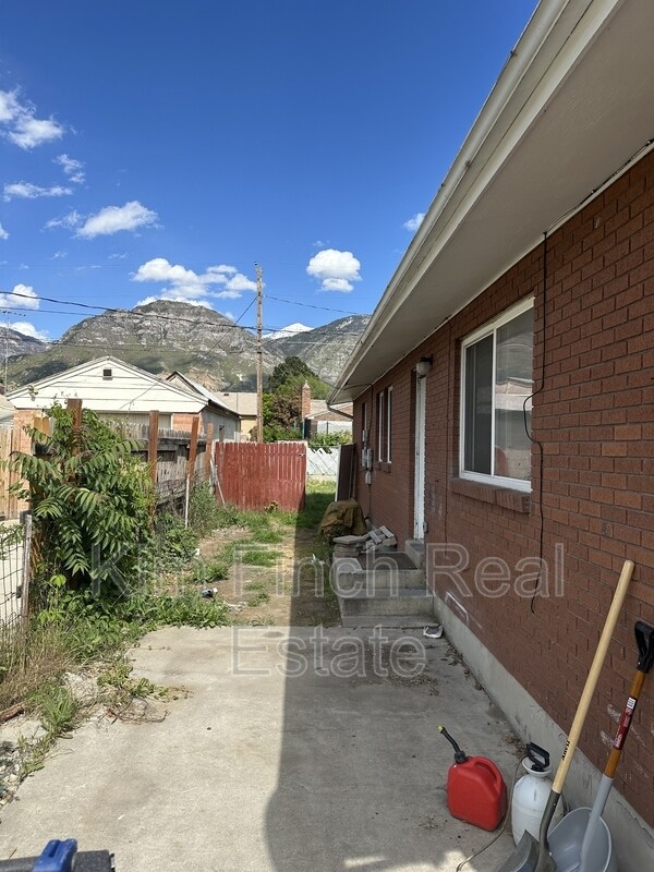 Building Photo - 826 750 W
