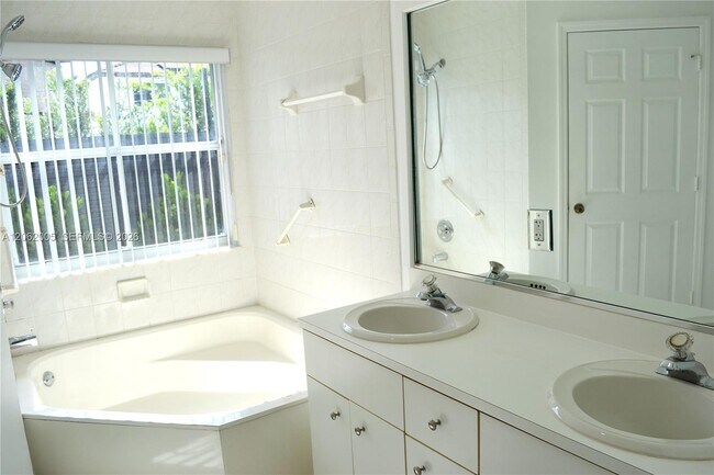 Building Photo - 8328 SW 163rd Ave