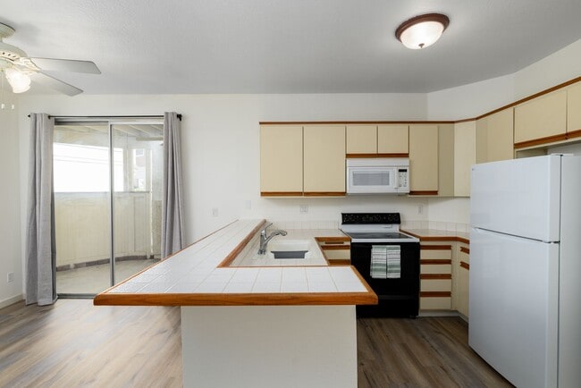 Building Photo - Camelot Community Downstairs 2 Bedroom Con...