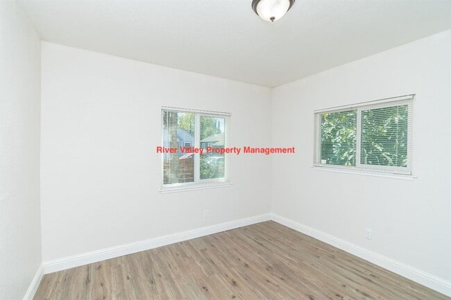 Building Photo - Adorable remodeled Cottage, 3+2, CHA, Garage, fenced yard, close to Christian Brothers High School