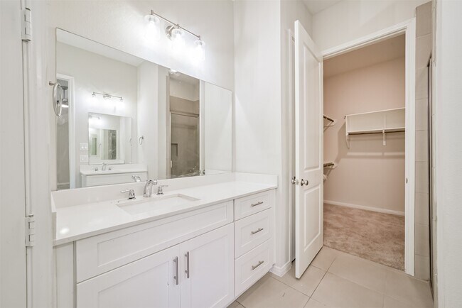 Building Photo - 10334 Solitaire Cir