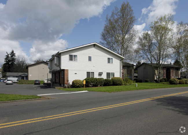 Primary Photo - Colonial East Apartments