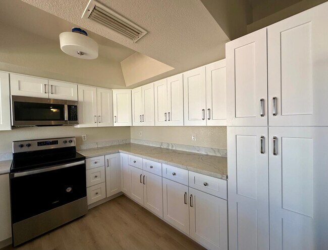 Building Photo - 8878 E Sheena Dr