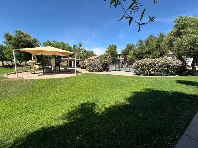 Building Photo - 1912 E Loma Vista St