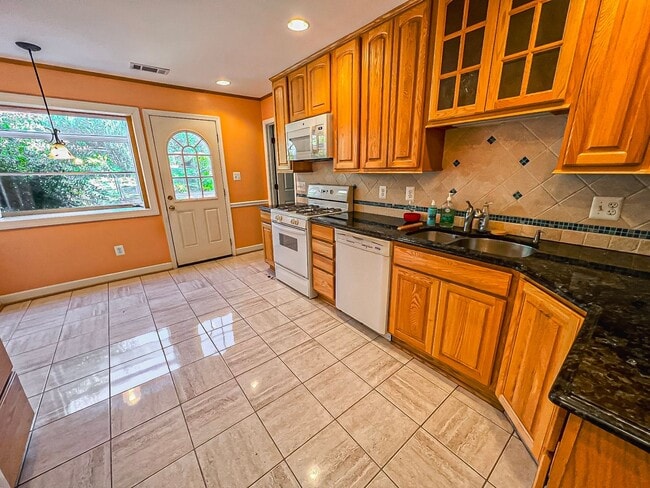 Building Photo - Cheerful 3 Bedroom 2 Bathroom With Office ...