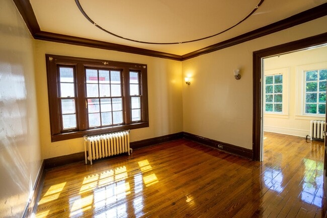 Building Photo - Available 6/1/26 - Spacious Home with Garage
