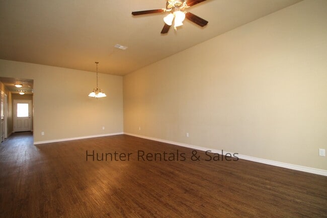 Building Photo - Spacious Duplex!