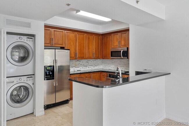 Building Photo - 1650 Galiano St