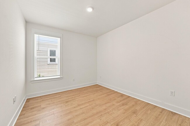 Building Photo - 3084 Claredon St