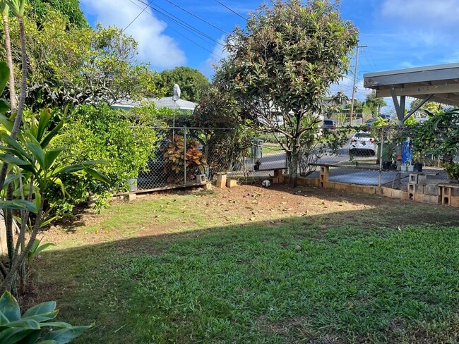 Building Photo - Wonderful Kaneohe 3 bedrooms, 1.5 bath House with Carport - Avail now!
