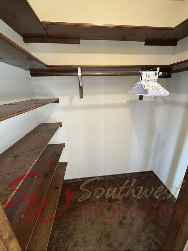 Building Photo - 2 bedroom 2 bath on a 12 acre paradise!