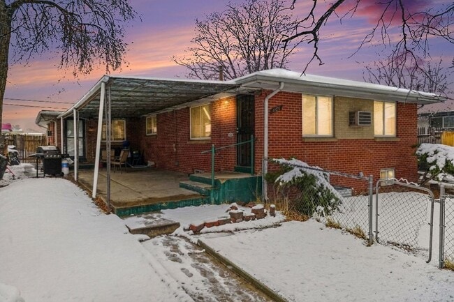Building Photo - Front Unit - Duplex - 4bed 2bath - Finished Basement! **Special**