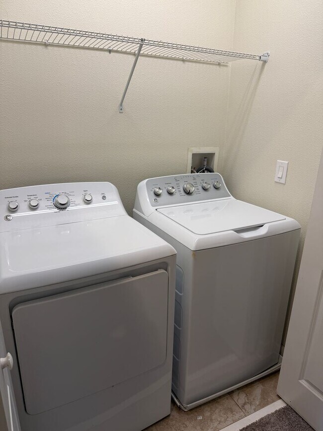 Building Photo - 4 Bed 3.5 Bath townhouse for rent in storey lake