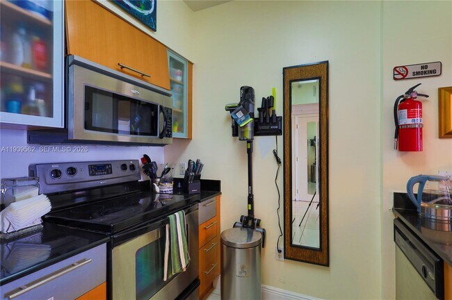 Building Photo - 1750 N Bayshore Dr