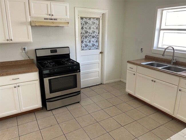 Building Photo - 3519 Amos St