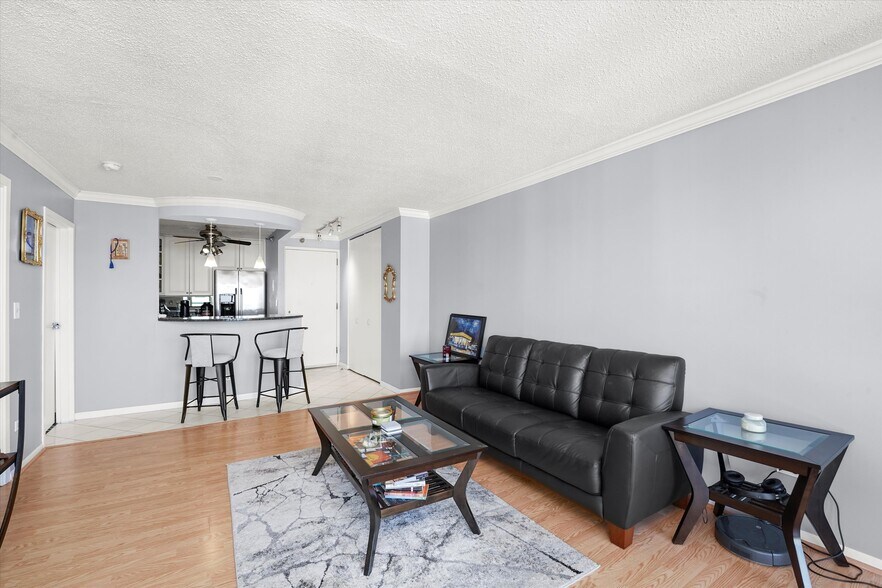 Building Photo - 111 W Maple St