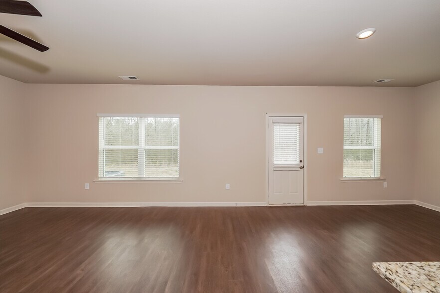 Building Photo - 580 Clover Cir