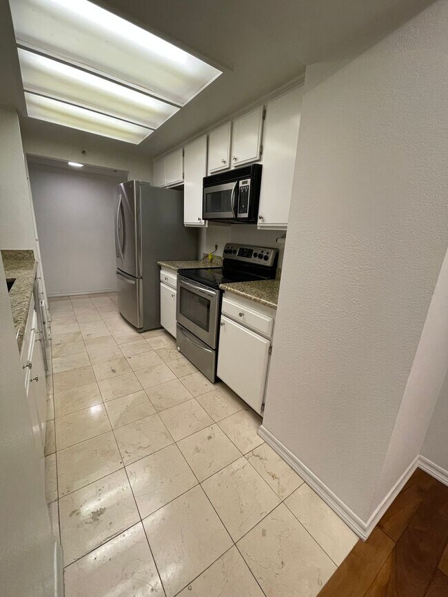 Building Photo - 600 W 9th St