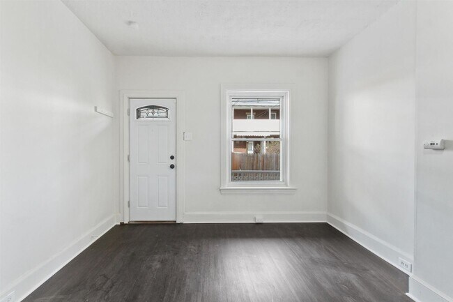 Building Photo - Bright 2 Bedroom, 1.5 Bath Home in Allison Hill!