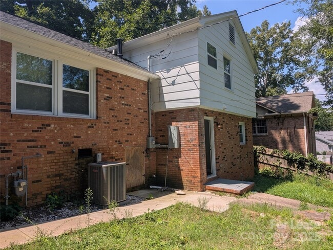 Building Photo - 5713 Barrington Dr