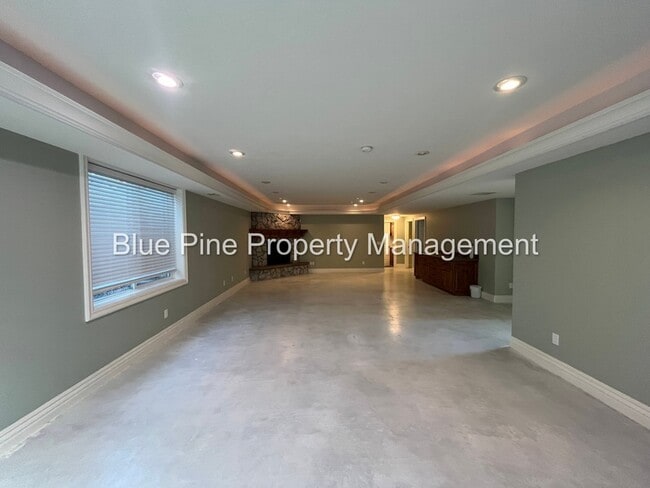 Building Photo - 8426 S Black Hawk Dr