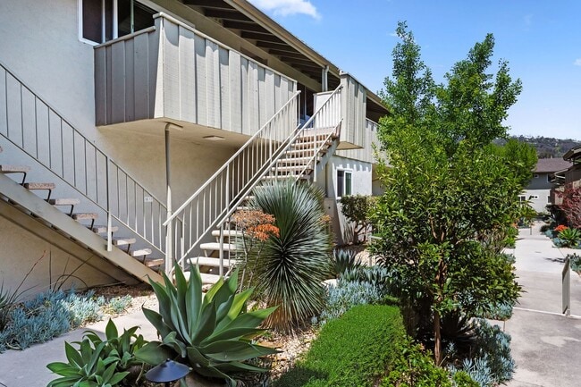 Building Photo - The perfect upstairs location down town Sa...
