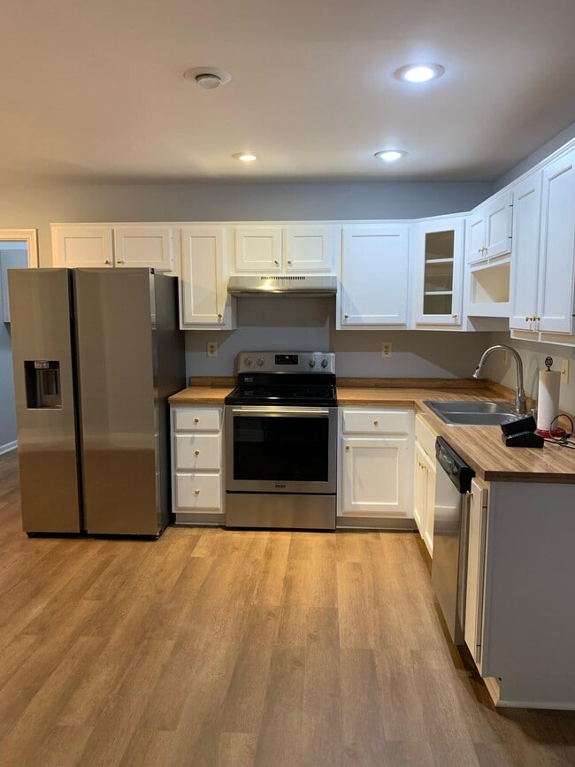 Building Photo - 929 Woodglen Ct