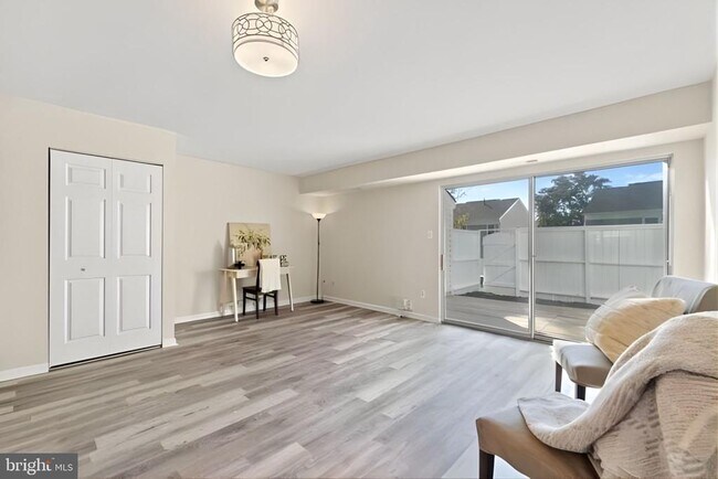 Building Photo - 107 St Charles Square