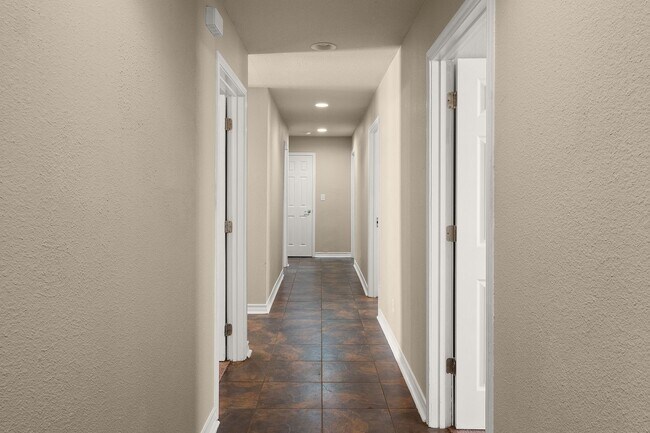 Building Photo - Walk to campus, Walk downtown, Shared Fenced Yard and Courtyard, Flat Rate Utilities!