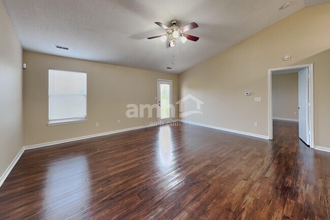 Building Photo - 2265 Lakecrest Dr