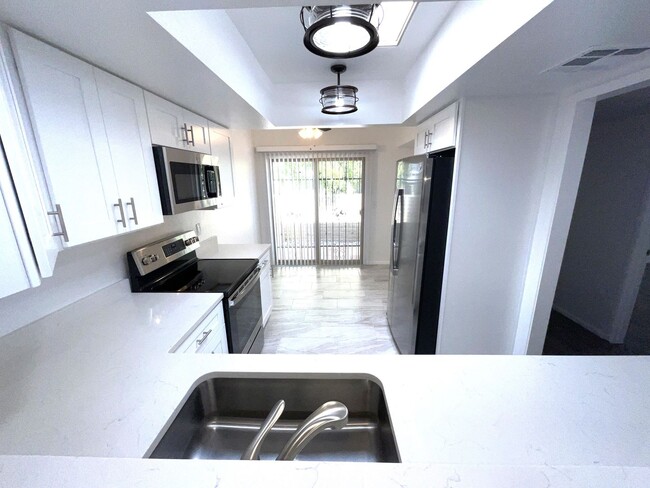 Building Photo - Eastside townhome completely remodeled, he...