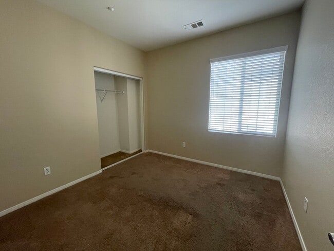 Building Photo - Three Bedroom Two Bathroom Condo in Lake E...