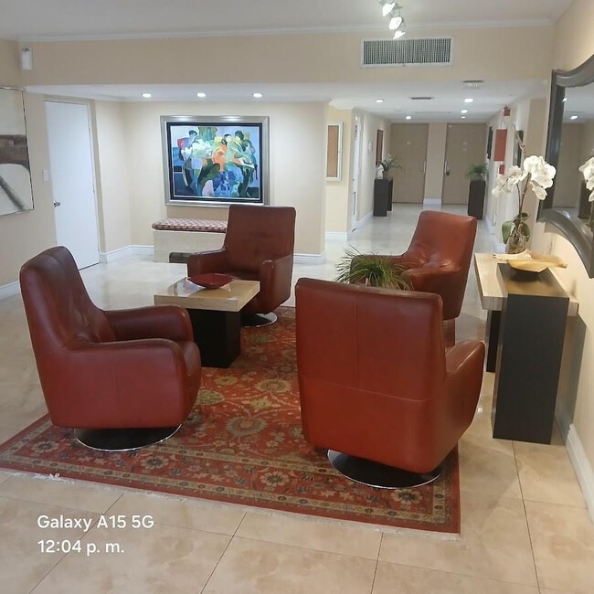 Building Photo - 800 W Cypress Dr