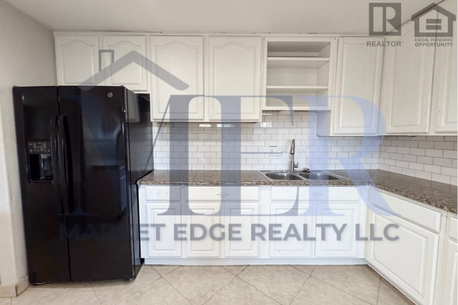 Building Photo - 4Bed/3Bath House at Broadway/Mill Ave! $199 MOVE-IN SPECIAL! Ready for Immediate Move-In! -- RV GATE