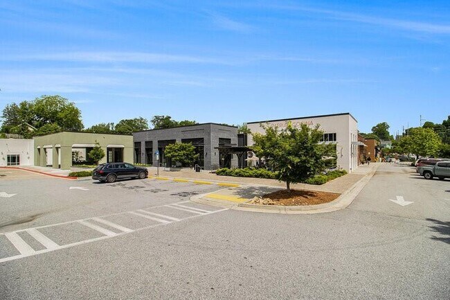 Building Photo - 387 Skylar Way SE