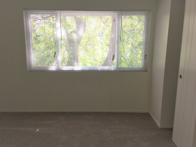 Building Photo - COMIKNG SOON-Spacious 2 Bedroom,  Freshly ...